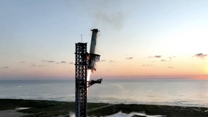 历史性时刻！ SpaceX 星舰首次完成「筷子夹火箭」，马斯克吹过的牛成了