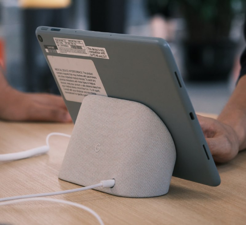 Google I/O Connect 会场现场的 Pixel Tablet，全部是工程机，专为演示 Android 14 平板模式新特性的设备